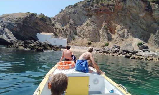 Barco tradicional en Sesimbra - Cuevas y playas salvajes