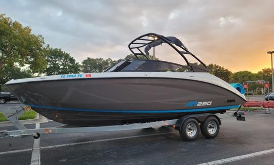 Aproveite este NOVO Bowrider de 2022 de 25 pés na costa ou no golfo perto de RIVERVIEW