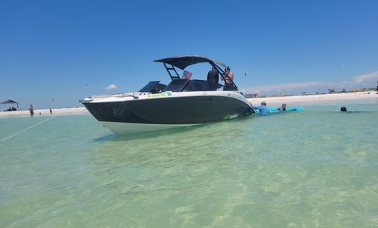 Disfruta de este NUEVO Bowrider de 25 pies para 2022 en la costa o el golfo cerca de la playa de Madeira