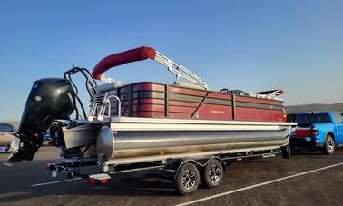 ¡Hermoso Crest 240LX Tritoon 2022 en alquiler en Bartlett Lake con capacidad para 12 personas!