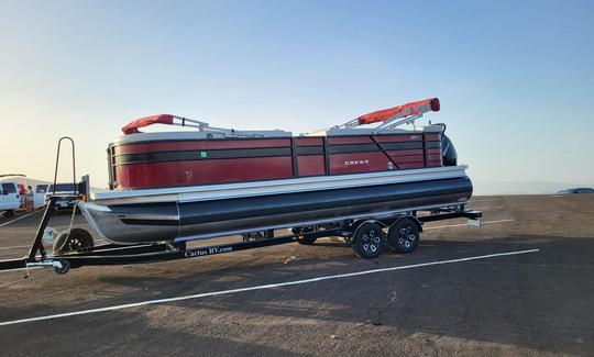 2022 Crest 240LX Tritoon para alugar em Roosevelt Lake com capacidade para 12 pessoas!