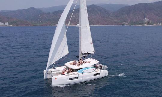 ⚓️ Catamarán de crucero Lagoon de 40 pies en Puerto Vallarta (incluye comida)