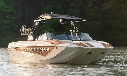 Bateau de surf Moomba Makai 2022 à louer à Excelsior