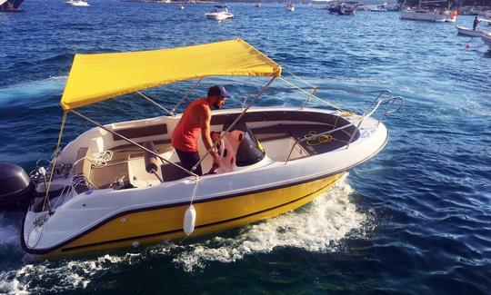 Barco a motor Marinello com motor de popa de 60 cv para alugar na cidade de Hvar