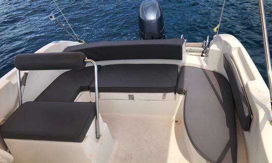 Barco a motor Marinello com motor de popa de 60 cv para alugar na cidade de Hvar