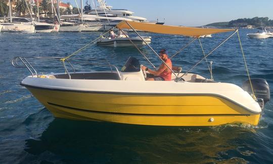 Barco a motor Marinello com motor de popa de 60 cv para alugar na cidade de Hvar