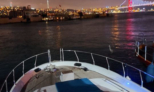 Mega Yacht Charter de luxo para 12 pessoas em Istambul