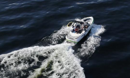 Bote de surf Moomba Craz de 22 pies con capacidad para 12 personas disponible en Kelowna, BC