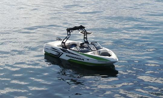 Bote de surf Moomba Craz de 22 pies con capacidad para 12 personas disponible en Kelowna, BC