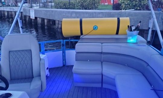 24FT Brand New 2022 Pontoon Boat in Miami Florida for up to 10 peoples