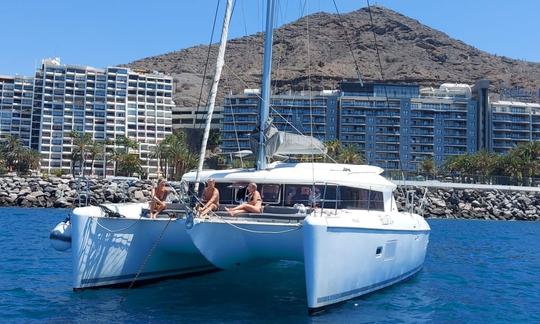 Catamarã à vela Lagoon 421 ao sul de Gran Canaria. Cruzeiros diurnos com tudo incluído.