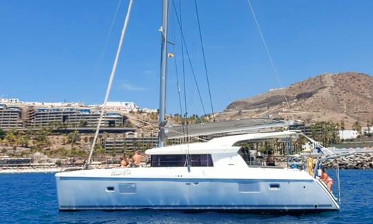 Catamarã à vela Lagoon 421 ao sul de Gran Canaria. Cruzeiros diurnos com tudo incluído.