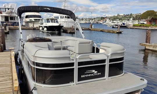 Best SLG 20 Bennington Pontoon on the Lake Union