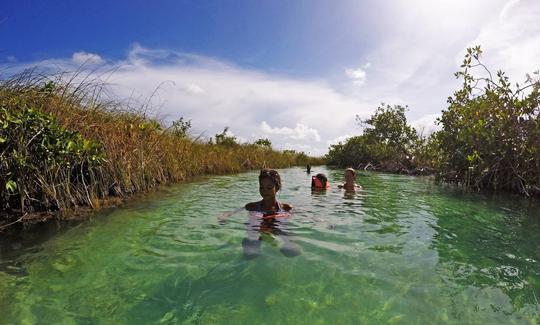 Las ruinas de Tulum y el canal de la biosfera de Sian Ka'an Muyil flotan en un río lento