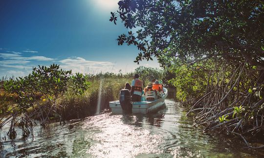 Las ruinas de Tulum y el canal de la biosfera de Sian Ka'an Muyil flotan en un río lento