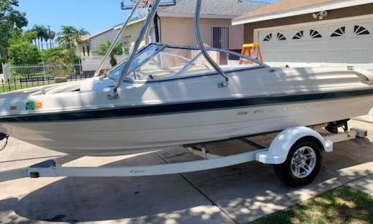 Aluguel de BayLiner Capri Bowrider de 16 pés em Puddingstone Reservoir, Califórnia