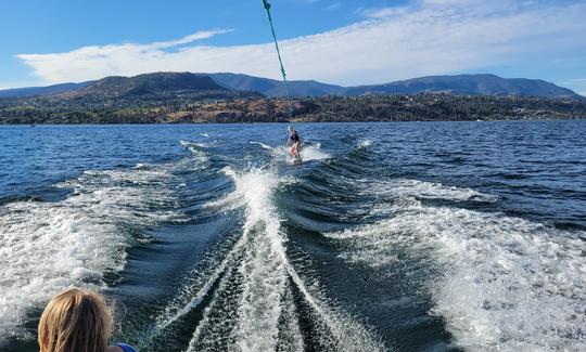 Alquiler de Malibu Bowrider en Kelowna, Columbia Británica