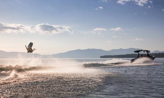 Deportes acuáticos en el lago Tahoe con capitán y entrenador en el barco de wakesurf Moomba Max 2023