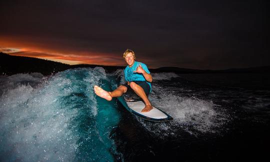 Deportes acuáticos en el lago Tahoe con capitán y entrenador en el barco de wakesurf Moomba Max 2023