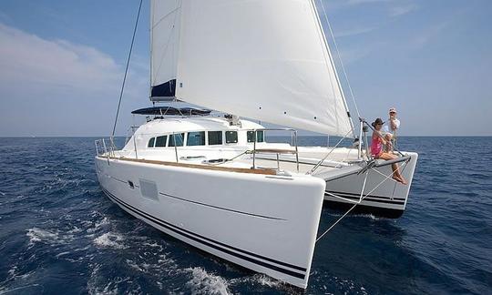 Incroyable catamaran de croisière à Cabo San Lucas, au Mexique