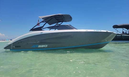 Aproveite este Yamaha Bowrider de 2022 e 25 pés na costa ou no golfo perto de HONEYMOON