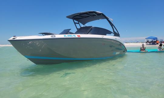 Aproveite este Yamaha Bowrider de 2022 e 25 pés na costa ou no golfo perto de HONEYMOON