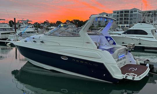 Un superbe yacht à moteur Regal Commodore 2760 de 2000 pour toutes les occasions, prêt à louer à Boston, dans le Massachusetts