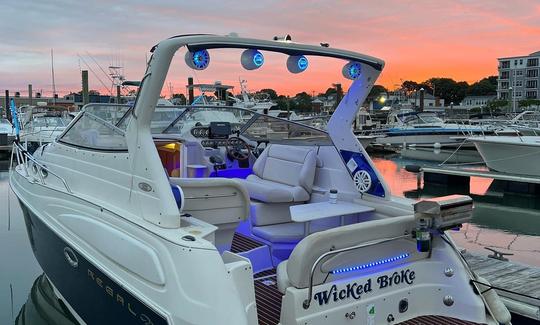 Un superbe yacht à moteur Regal Commodore 2760 de 2000 pour toutes les occasions, prêt à louer à Boston, dans le Massachusetts