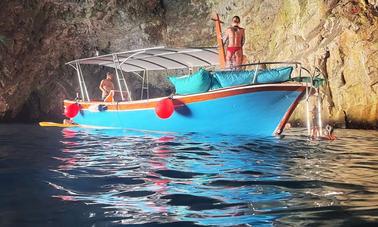 Bateau en bois traditionnel à louer à Budva