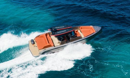 ''Caja Tres'' Vanquish VQ40 Motor Yacht Rental in Eivissa, Illes Balears