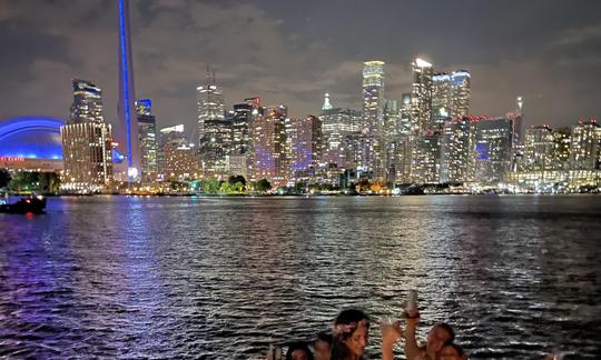 Yacht à moteur de luxe de 42 pieds avec pont ouvert et immense plateforme au centre-ville de Toronto