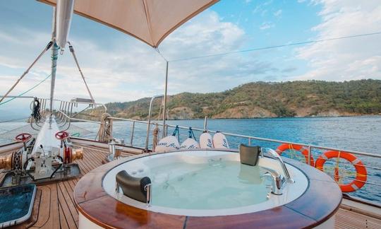 Alquile una goleta de lujo con jacuzzi a bordo en GOCEK BAYS.