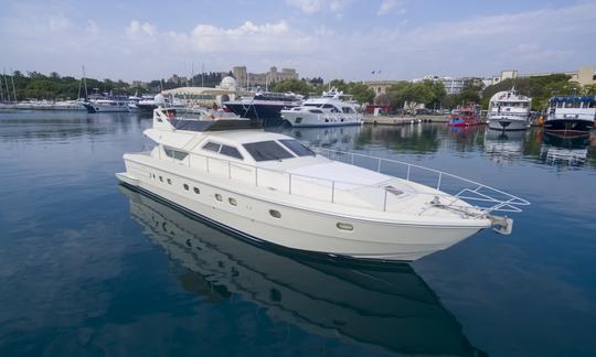 Croisière d'une journée exclusive au départ de Rhodes à bord du yacht à moteur de luxe Ferretti Flybridge de 60 pieds