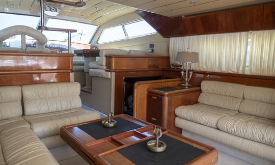 Croisière d'une journée exclusive au départ de Rhodes à bord du yacht à moteur de luxe Ferretti Flybridge de 60 pieds