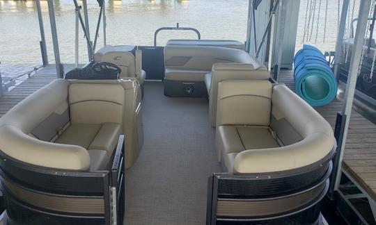 Barcos no Lago Conroe | O Crest Pontoon de 23 pés acomoda até 10 pessoas