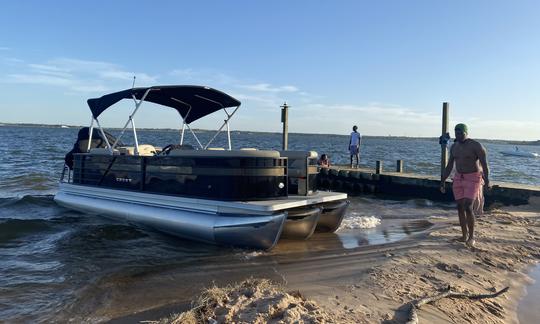 Barcos no Lago Conroe | O Crest Pontoon de 23 pés acomoda até 10 pessoas