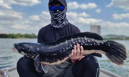 Viagem de pesca urbana de água doce guiada em Kuala Lumpur