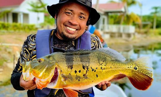 Viagem de pesca de tucunaré selvagem em Perak na Malásia