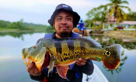 Viagem de pesca de tucunaré selvagem em Perak na Malásia