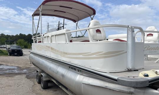 Bentley Pontoon de 24 pés com almofada de lírio, tubos e uma prancha de mergulho!