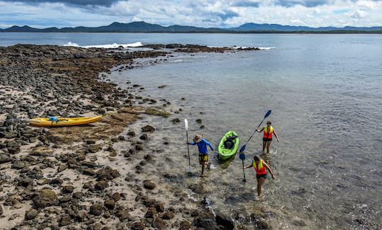 Explore los arrecifes y la zona de playa de Tamarindo, Costa Rica, en un recorrido en kayak