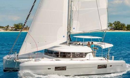 Lagoon 42’ 2019 for sleep-aboard island hop in Puerto Aventuras.