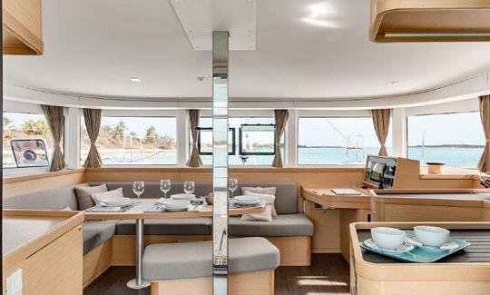 Lagoon 42’ 2019 for sleep-aboard island hop in Puerto Aventuras.