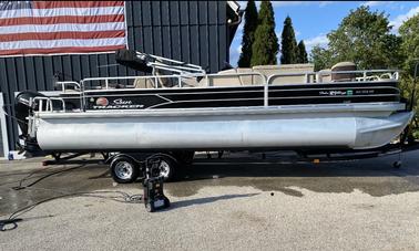 Fun in the sun in Pewaukee, Wisconsin with Suntracker Pontoon