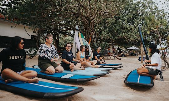 ¡Aprende del campeón de surf! ¡Reserva una lección de surf ahora!