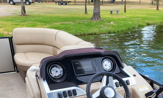 NICE!!!! Tritoon with plenty of power ! Rent 23ft Aqua Patio Pontoon in Texas