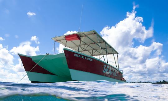 Pequeno barco catamarã em Punta Cana, República Dominicana