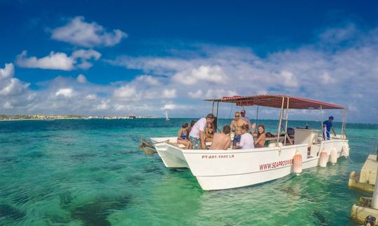 Pequeno barco catamarã em Punta Cana, República Dominicana