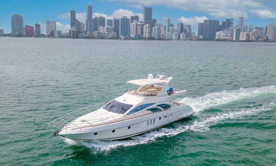 Disfrute de Miami en el lujoso yate a motor Azimut Flybridge de 65 pies