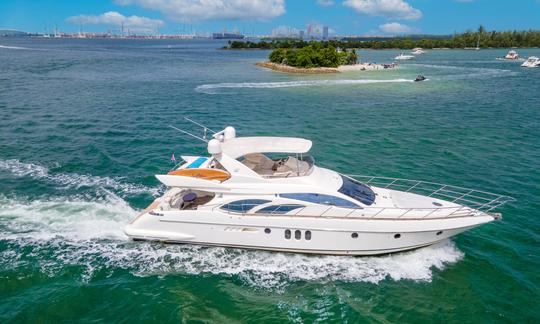 Disfrute de Miami en el lujoso yate a motor Azimut Flybridge de 65 pies